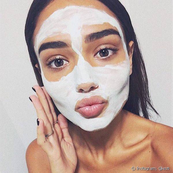 A máscara facial de argila ajuda a fixar melhor a maquiagem porque absorve a oleosidade excessiva e fecha os poros dilatados (Foto: Instagram @iesti)